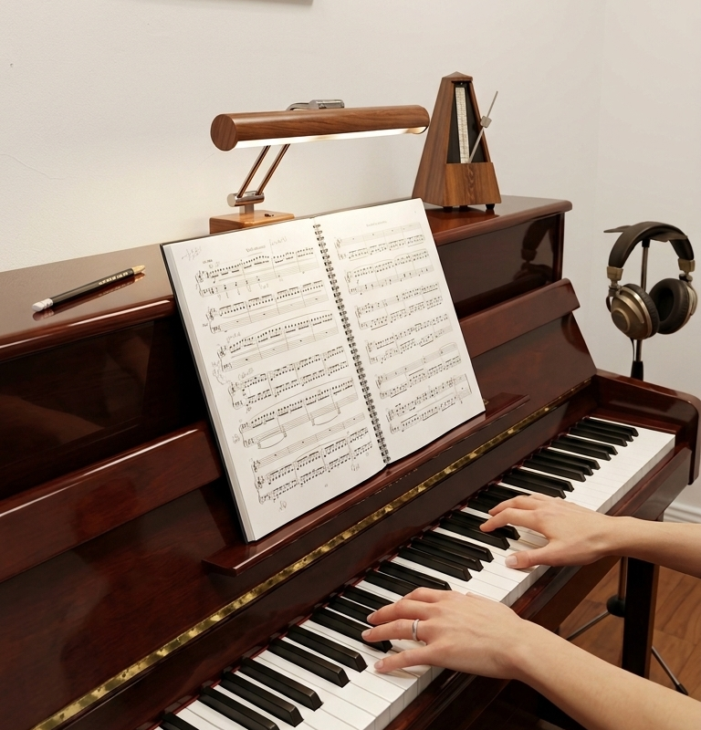 Alumno recibiendo clases de piano en Donostia